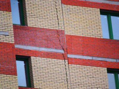 Почему на фасаде появляются трещины и как их устранить
