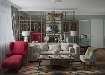Яркая гостиная с белым диваном и розовым креслом - roomble.com - Англия