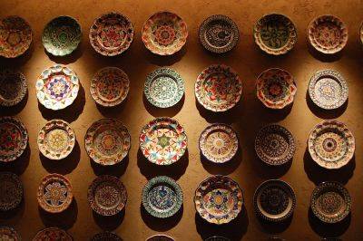 Как красиво украсить стены тарелками: 15 невероятных идей - roomble.com - Греция