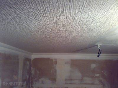 Как окрасить или оклеить обоями потолок без стремянки - rmnt.ru